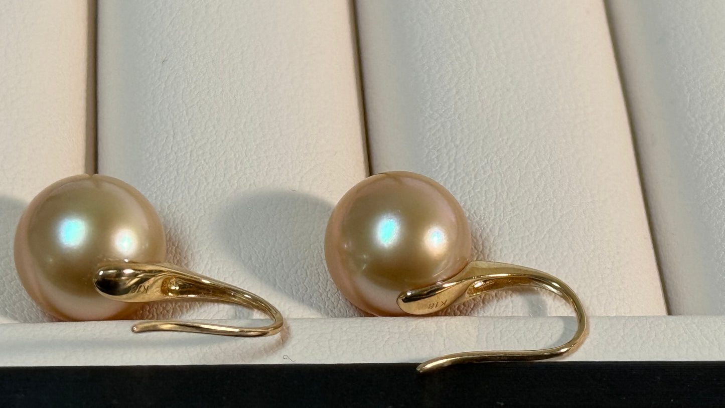 Natural Champagne Pearl Stud Earrings
超级经典高跟鞋. 11mm 南洋金珠 、18k金镶嵌