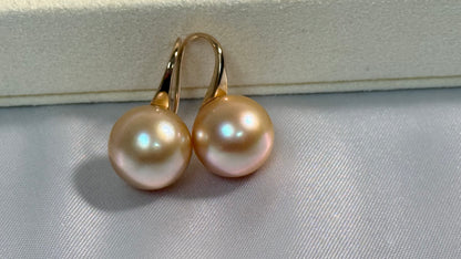 Natural Champagne Pearl Stud Earrings
超级经典高跟鞋. 11mm 南洋金珠 、18k金镶嵌