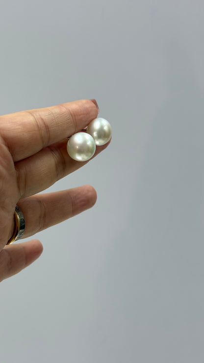 澳白面包形状耳钉13mm.Australian White Pearl Bread Shape, 13mm, Phoenix Mini Card. Blue base with pink overtone, extremely bright luster, minor flaws.