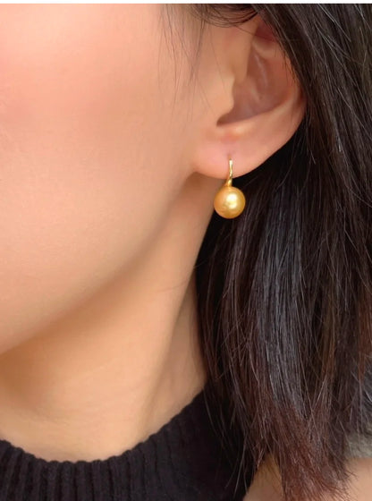 Natural Champagne Pearl Stud Earrings
超级经典高跟鞋. 11mm 南洋金珠 、18k金镶嵌