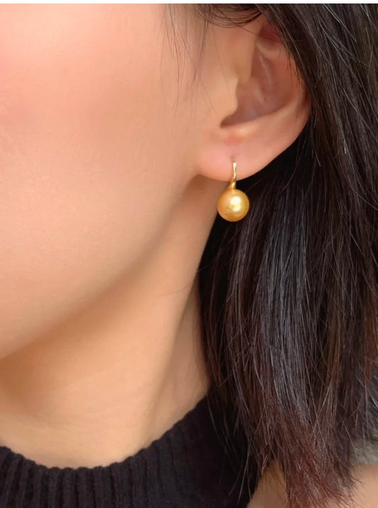 Natural Champagne Pearl Stud Earrings
超级经典高跟鞋. 11mm 南洋金珠 、18k金镶嵌