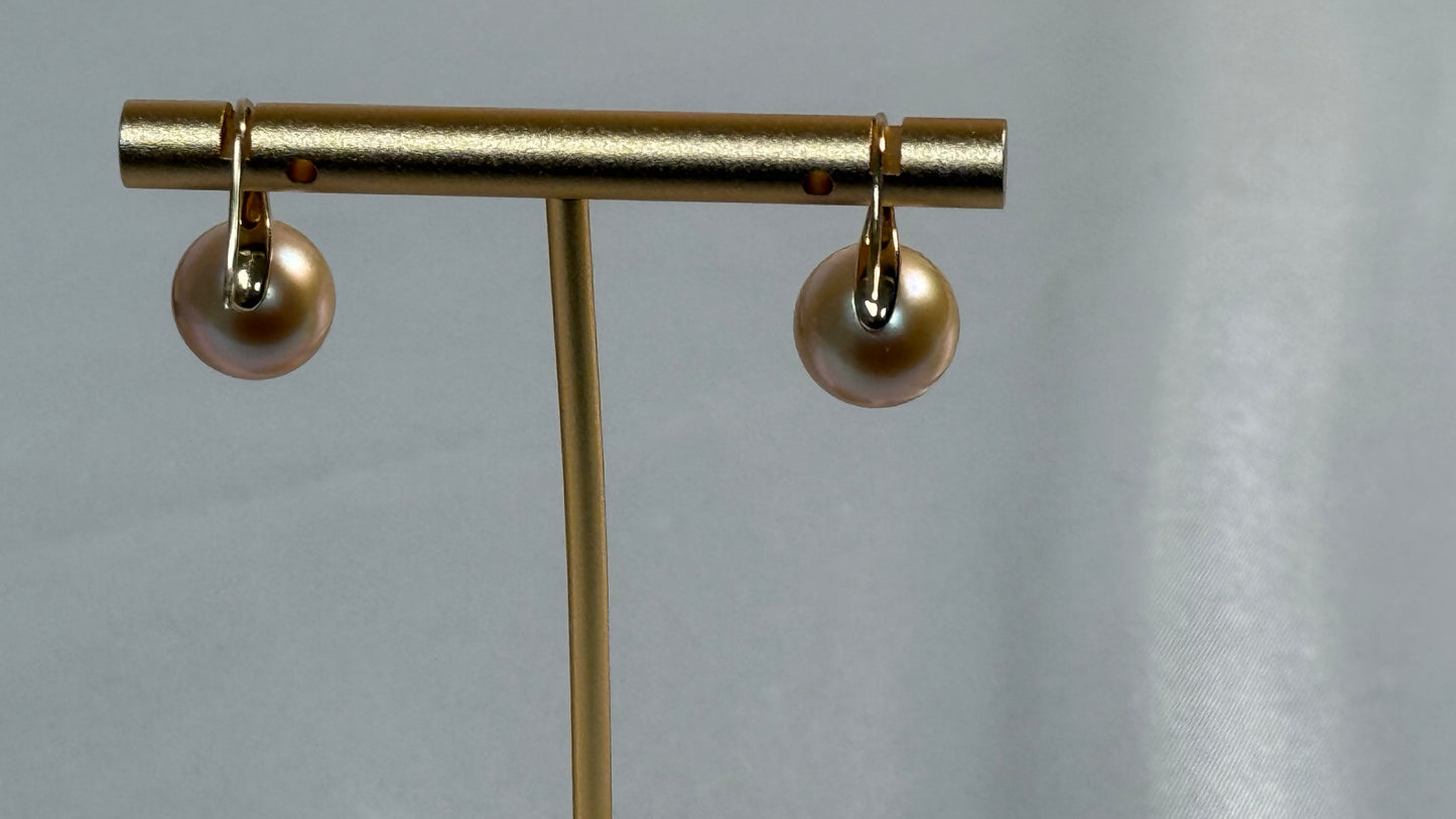 Natural Champagne Pearl Stud Earrings
超级经典高跟鞋. 11mm 南洋金珠 、18k金镶嵌