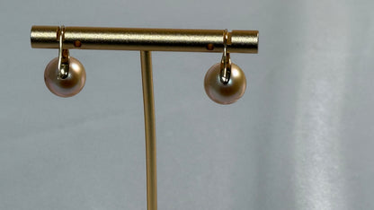 Natural Champagne Pearl Stud Earrings
超级经典高跟鞋. 11mm 南洋金珠 、18k金镶嵌