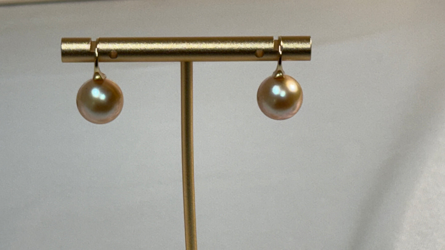 Natural Champagne Pearl Stud Earrings
超级经典高跟鞋. 11mm 南洋金珠 、18k金镶嵌