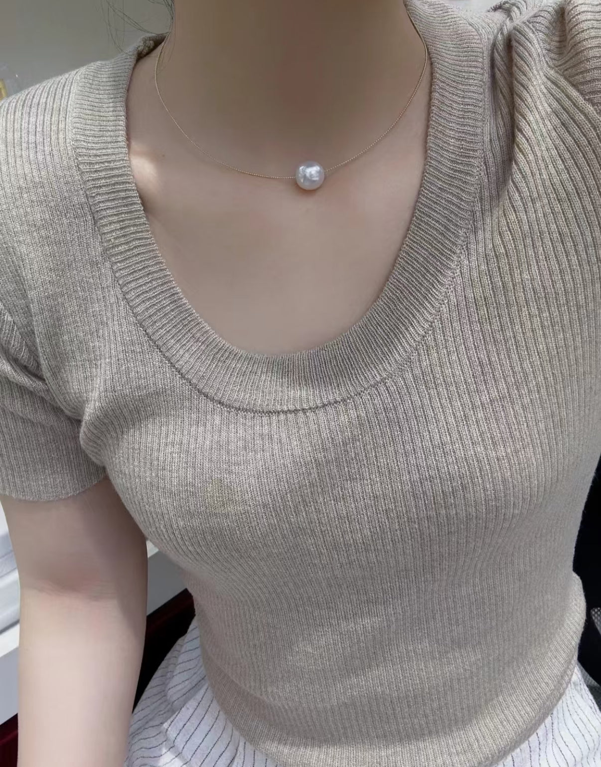10-10.5mm akoya珍珠路路通，珠子正圆级别，白底粉光. 微瑕，18k金项圈镶嵌