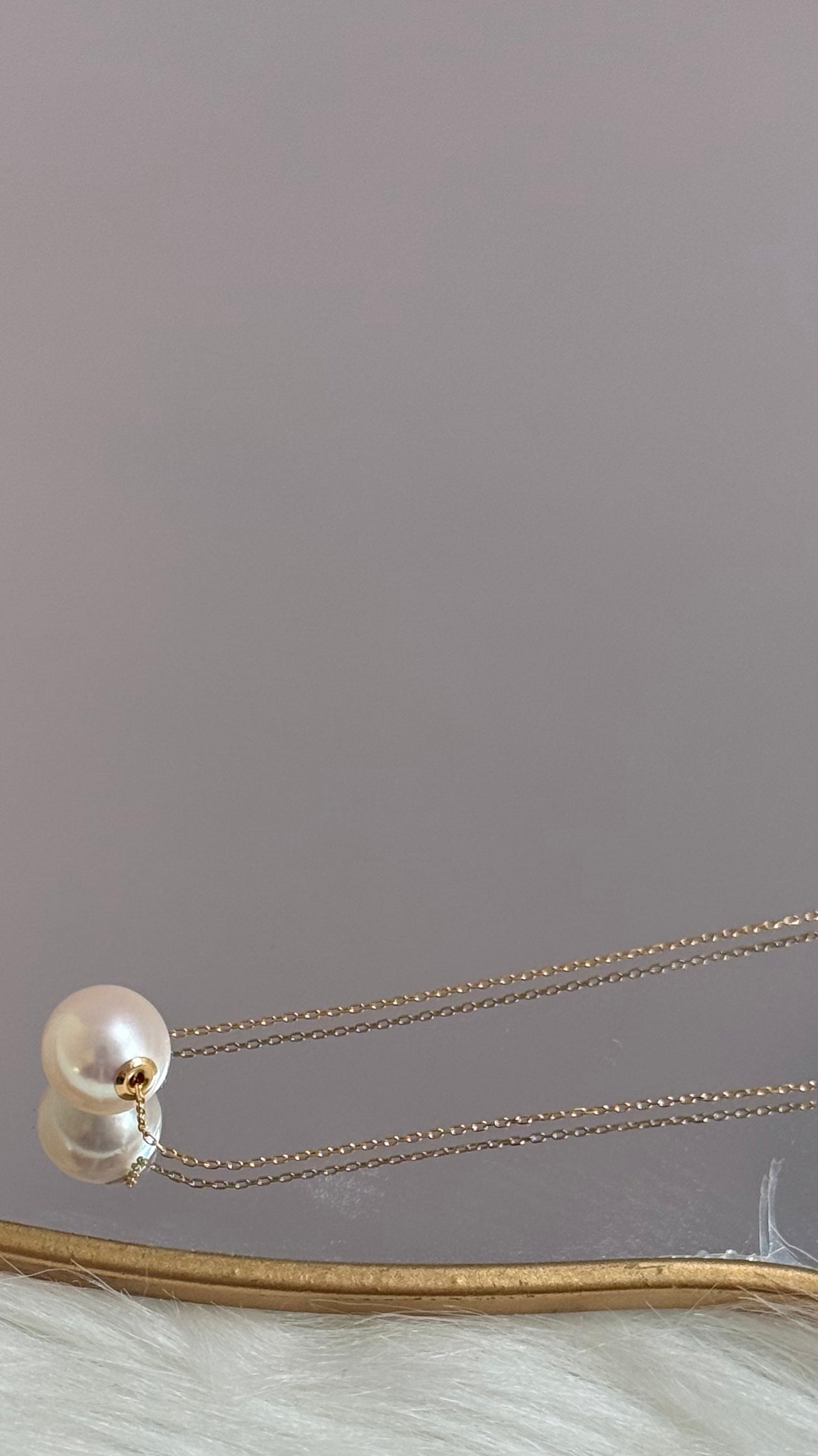 路路通项链.Pearl necklace: Akoya, 8.5-9mm, white base with pink overtones, round shape, very good luster, slightly imperfect. The necklace chain is made of 18K gold.