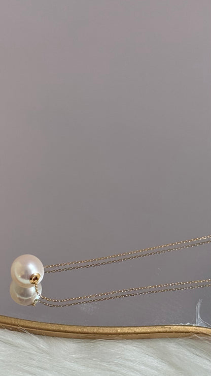 路路通项链.Pearl necklace: Akoya, 8.5-9mm, white base with pink overtones, round shape, very good luster, slightly imperfect. The necklace chain is made of 18K gold.