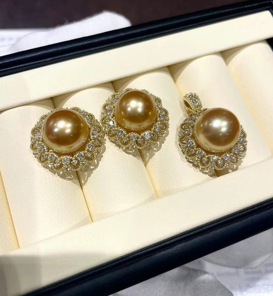 南洋金珠满镶镂空花环吊坠
12.9mm·极光·肉眼正圆·几乎无暇·金珠绿彩浓金色
金属部分全K18黄金镶嵌·共70分钻石💎