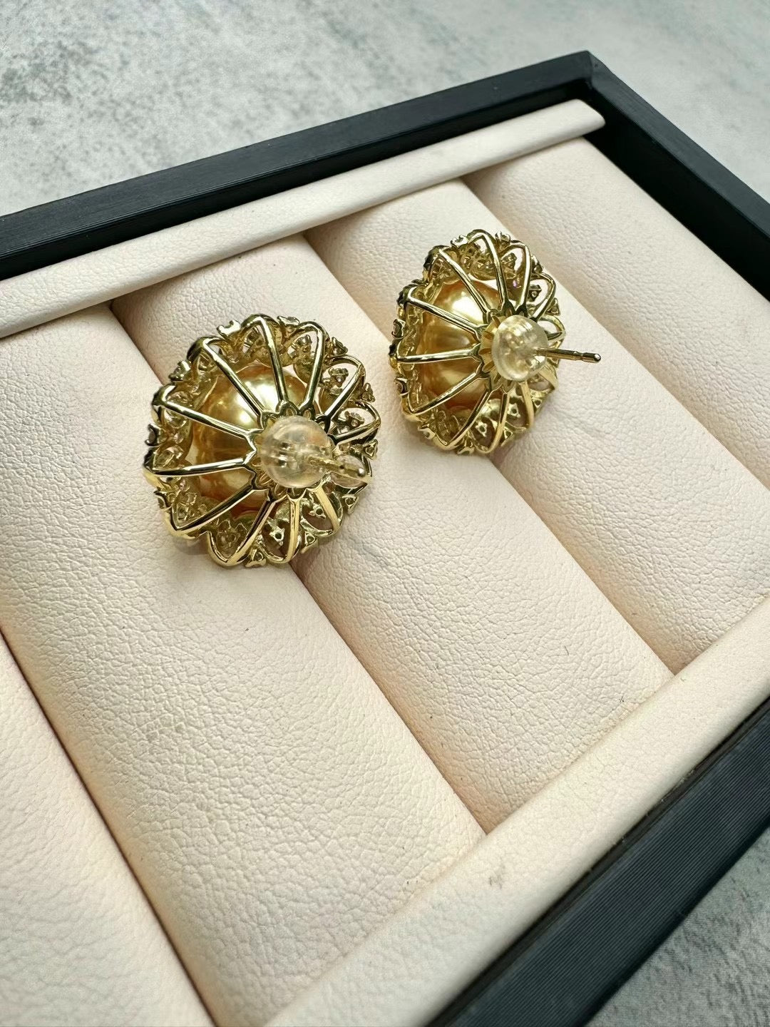 南洋金珠太阳花耳钉12mm、D-1.20ct、K18黄金镶嵌