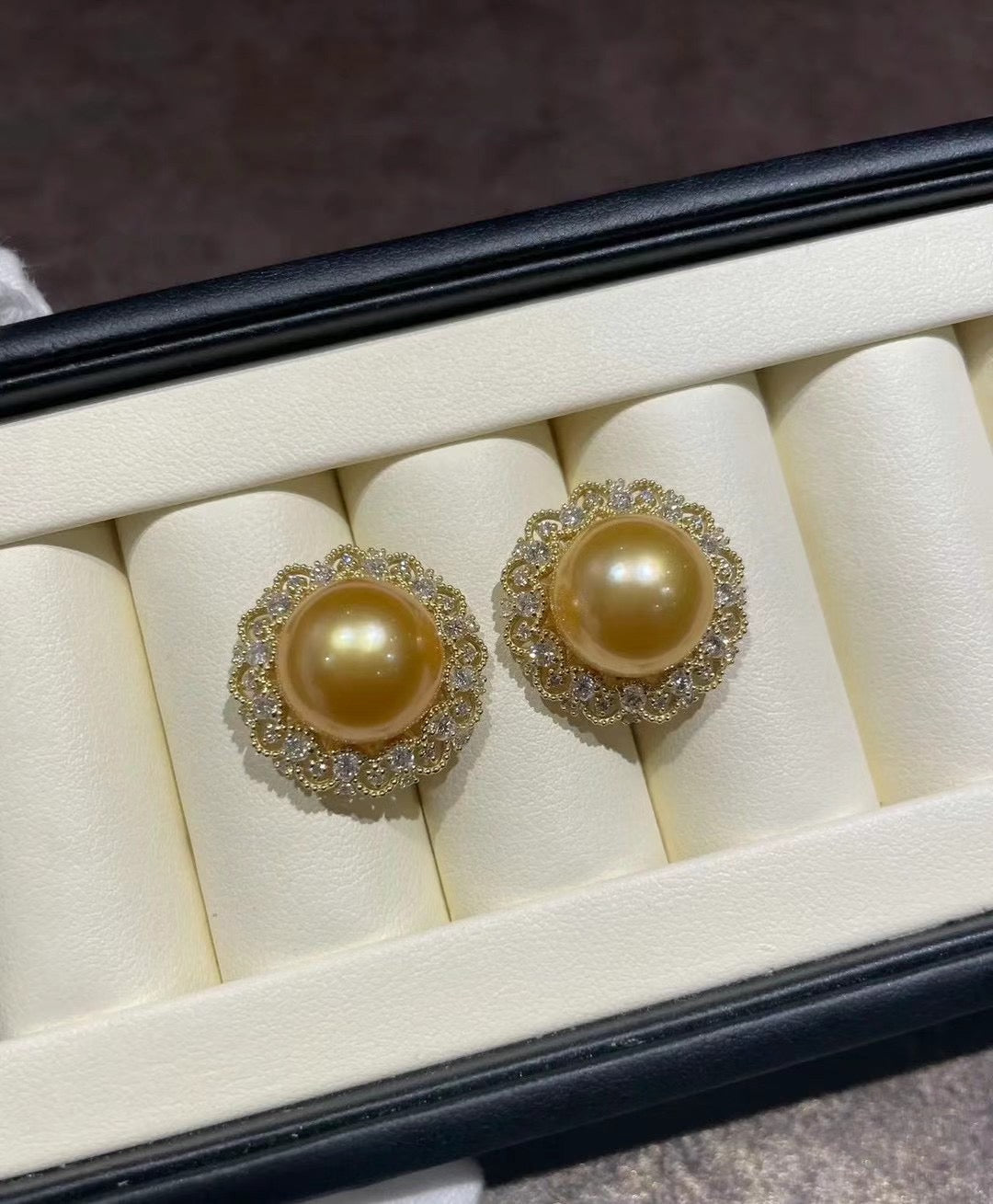 南洋金珠太阳花耳钉12mm、D-1.20ct、K18黄金镶嵌