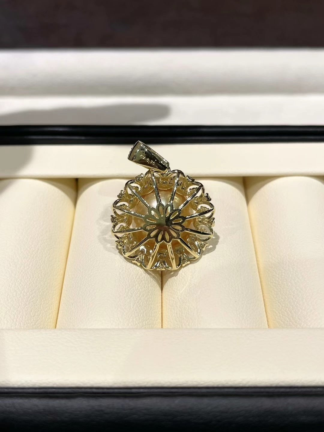 南洋金珠满镶镂空花环吊坠
12.9mm·极光·肉眼正圆·几乎无暇·金珠绿彩浓金色
金属部分全K18黄金镶嵌·共70分钻石💎