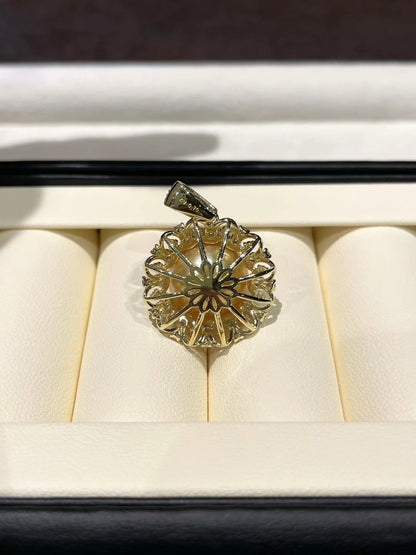 南洋金珠满镶镂空花环吊坠
12.9mm·极光·肉眼正圆·几乎无暇·金珠绿彩浓金色
金属部分全K18黄金镶嵌·共70分钻石💎