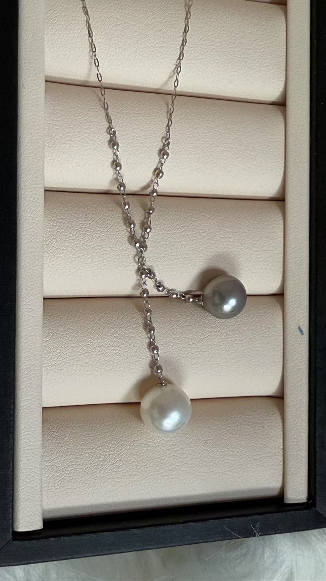 Double Pearl Blazing Chain. The necklace features a 9mm Tahitian Sea Blue Pearl and a 10mm Australian White Pearl.
双珠爆闪链 项链大溪地海蓝珠9mm. 白珠是澳白 10mm. 金属部位都是18k金、小金球也是18k金. 链长50cm 可调节 翻译英文
a