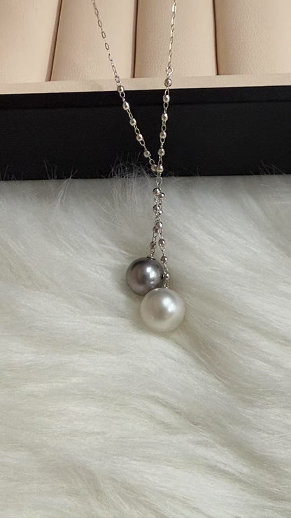 Double Pearl Blazing Chain. The necklace features a 9mm Tahitian Sea Blue Pearl and a 10mm Australian White Pearl.
双珠爆闪链 项链大溪地海蓝珠9mm. 白珠是澳白 10mm. 金属部位都是18k金、小金球也是18k金. 链长50cm 可调节 翻译英文
a