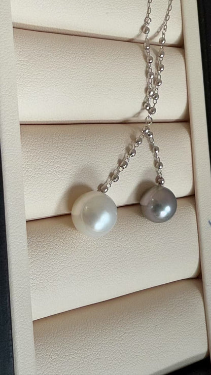 Double Pearl Blazing Chain. The necklace features a 9mm Tahitian Sea Blue Pearl and a 10mm Australian White Pearl.
双珠爆闪链 项链大溪地海蓝珠9mm. 白珠是澳白 10mm. 金属部位都是18k金、小金球也是18k金. 链长50cm 可调节 翻译英文
a