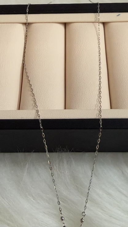 Double Pearl Blazing Chain. The necklace features a 9mm Tahitian Sea Blue Pearl and a 10mm Australian White Pearl.
双珠爆闪链 项链大溪地海蓝珠9mm. 白珠是澳白 10mm. 金属部位都是18k金、小金球也是18k金. 链长50cm 可调节 翻译英文
a