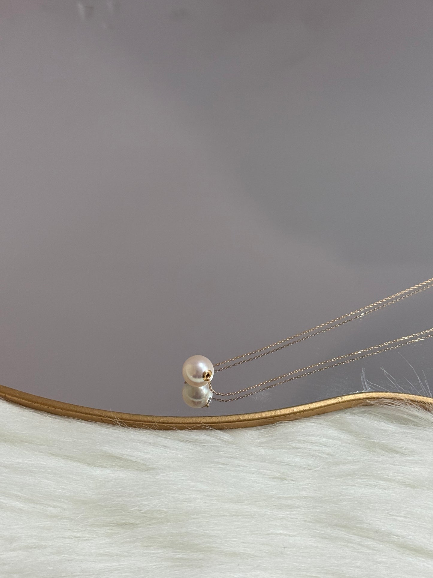 路路通项链.Pearl necklace: Akoya, 8.5-9mm, white base with pink overtones, round shape, very good luster, slightly imperfect. The necklace chain is made of 18K gold.