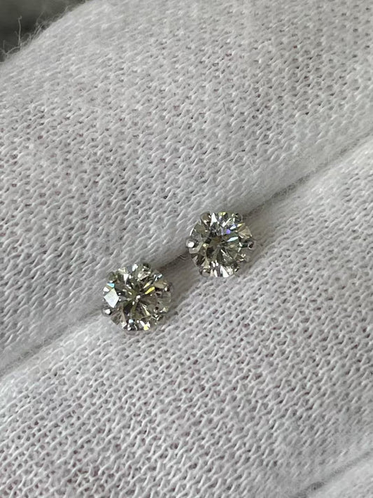 八心八箭钻石耳钉
PT900铂金六爪镶嵌，左右耳共50分钻石💎，带日本宝石八心八箭证书