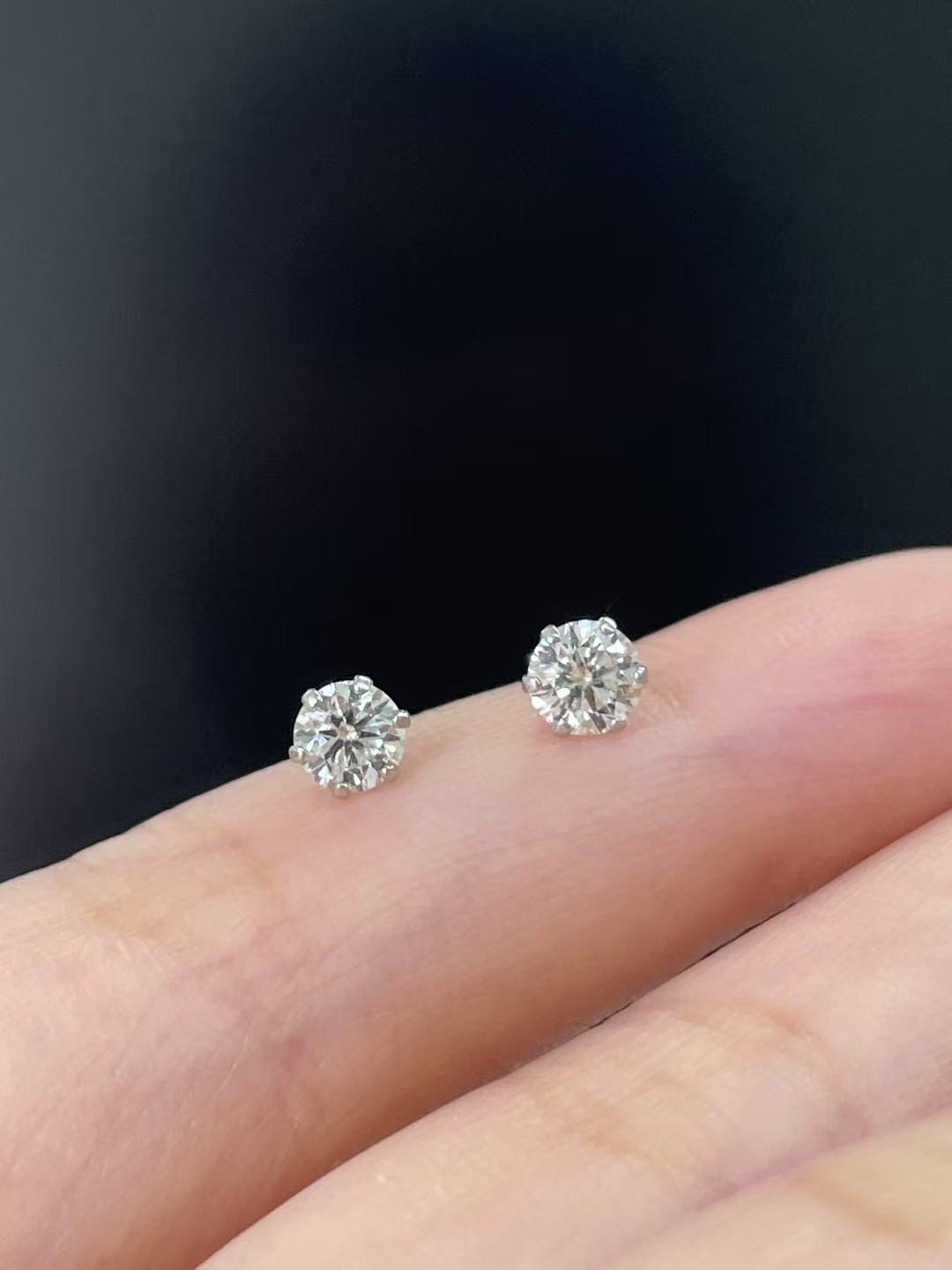 八心八箭钻石耳钉
PT900铂金六爪镶嵌，左右耳共50分钻石💎，带日本宝石八心八箭证书