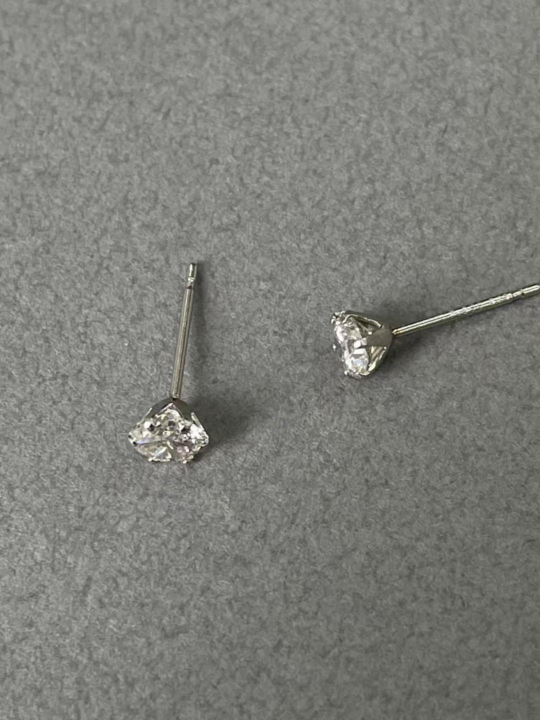 八心八箭钻石耳钉
PT900铂金六爪镶嵌，左右耳共50分钻石💎，带日本宝石八心八箭证书