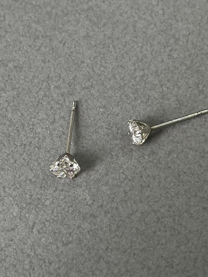 八心八箭钻石耳钉
PT900铂金六爪镶嵌，左右耳共50分钻石💎，带日本宝石八心八箭证书