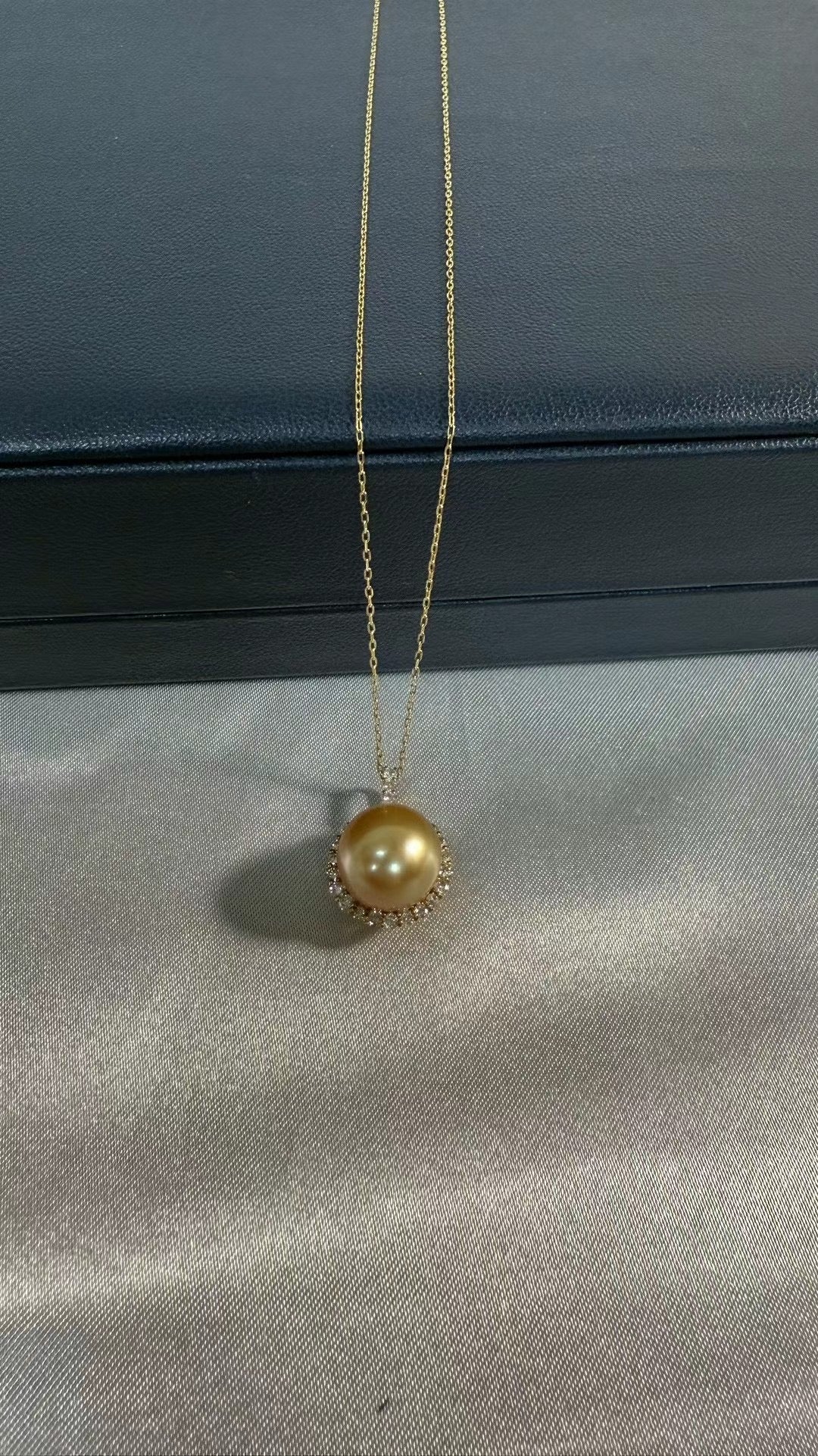 南洋金珠单钻钻石满镶太阳花吊坠项链金珠11.3mm，极光，正圆·肉眼无瑕疵·K18黄金厚金镶嵌钻石，链长45cm可调节. 珠光爆亮，圆润饱满！