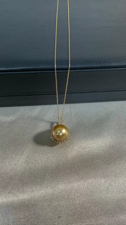 南洋金珠单钻钻石满镶太阳花吊坠项链金珠11.3mm，极光，正圆·肉眼无瑕疵·K18黄金厚金镶嵌钻石，链长45cm可调节. 珠光爆亮，圆润饱满！