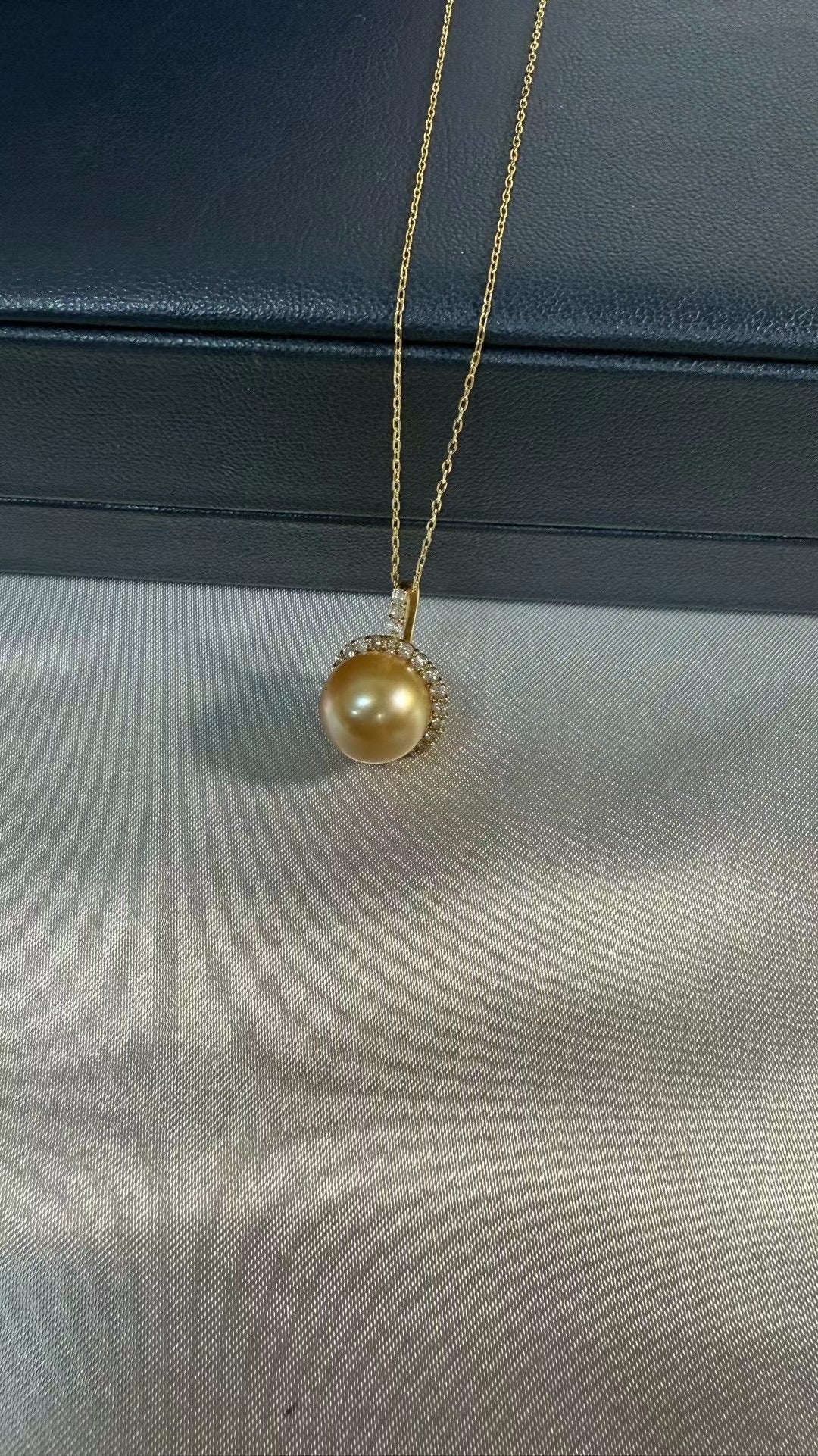 南洋金珠单钻钻石满镶太阳花吊坠项链金珠11.3mm，极光，正圆·肉眼无瑕疵·K18黄金厚金镶嵌钻石，链长45cm可调节. 珠光爆亮，圆润饱满！
