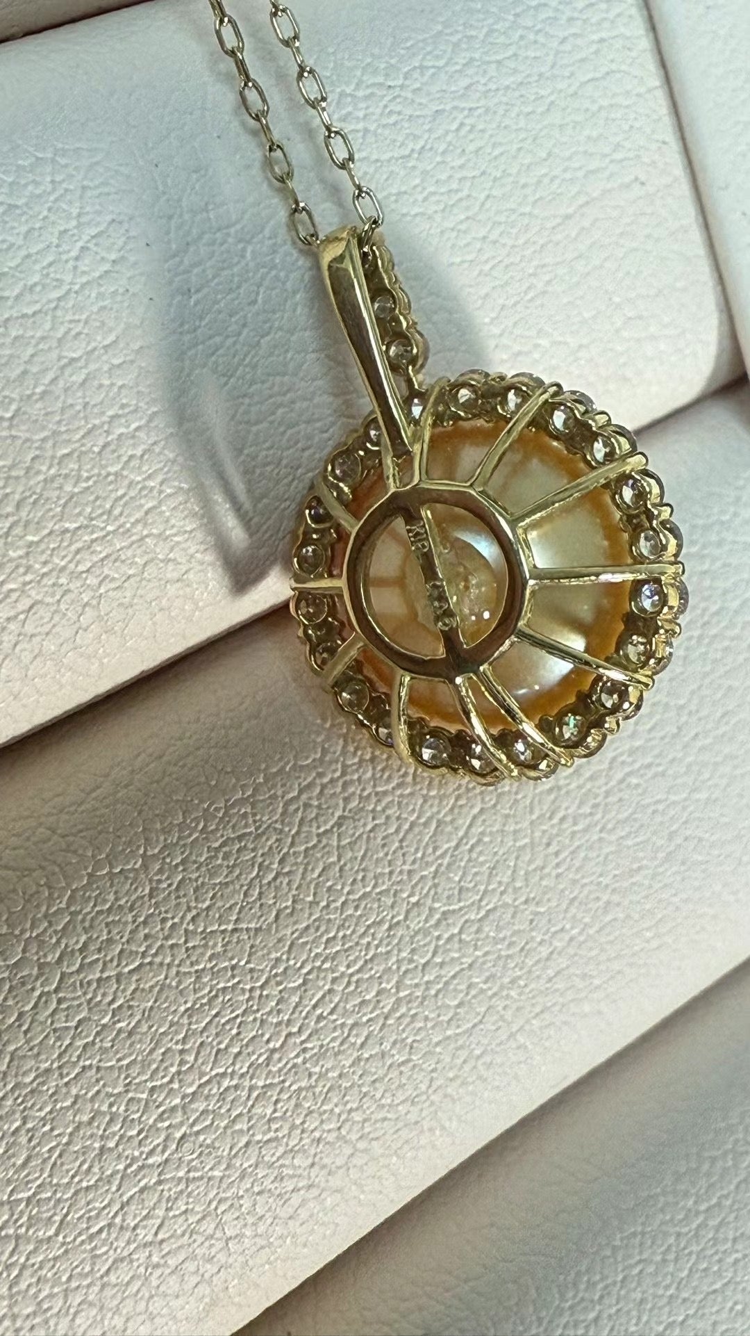 南洋金珠单钻钻石满镶太阳花吊坠项链金珠11.3mm，极光，正圆·肉眼无瑕疵·K18黄金厚金镶嵌钻石，链长45cm可调节. 珠光爆亮，圆润饱满！