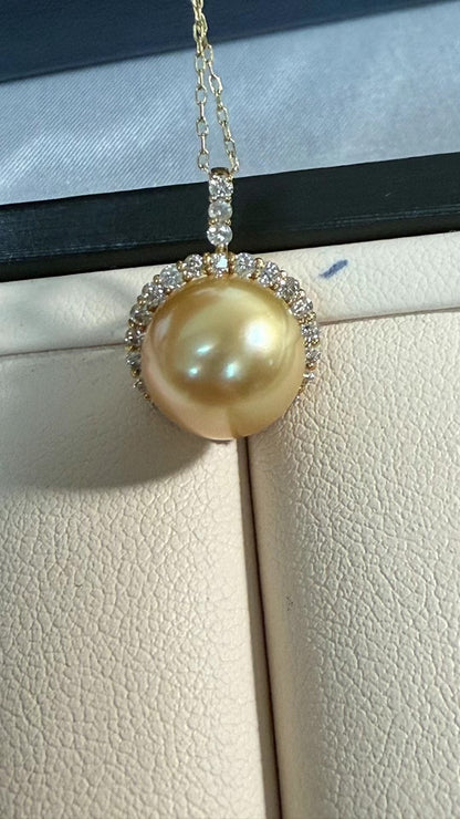 南洋金珠单钻钻石满镶太阳花吊坠项链金珠11.3mm，极光，正圆·肉眼无瑕疵·K18黄金厚金镶嵌钻石，链长45cm可调节. 珠光爆亮，圆润饱满！