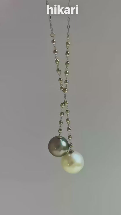 Double Pearl Blazing Chain. The necklace features a 9mm Tahitian Sea Blue Pearl and a 10mm Australian White Pearl.
双珠爆闪链 项链大溪地海蓝珠9mm. 白珠是澳白 10mm. 金属部位都是18k金、小金球也是18k金. 链长50cm 可调节 翻译英文
a